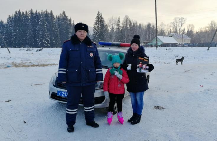 Автоинспекторы Бурятии проводят инструктажи безопасности на ледовых катках