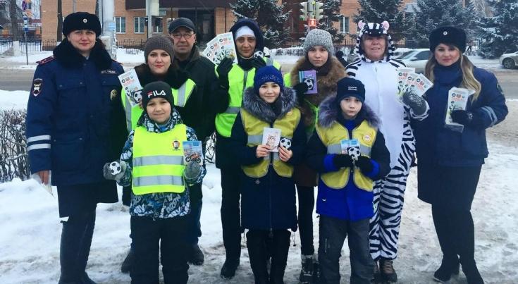 В Татарстане сотрудники ГИБДД совместно с представителями ЮИД провели ликбез для водителей и пешеходов