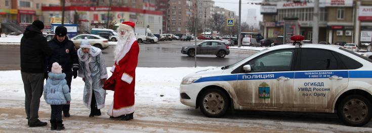 Полицейский Дед Мороз продлил юным пассажирам и пешеходам праздничное настроение