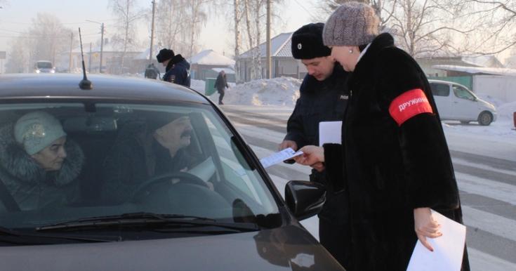В Красноярском крае автоинспекторы совместно с дружинниками проводят профилактическую работу среди водителей