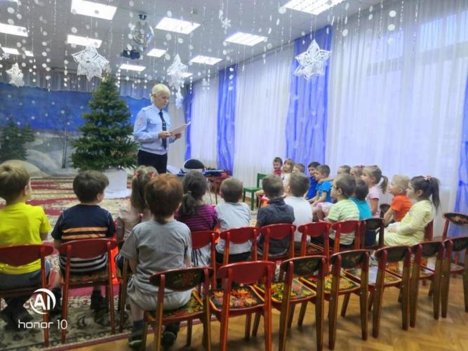 Сотрудники ГИБДД Москвы обучают юных пешеходов правилам безопасности