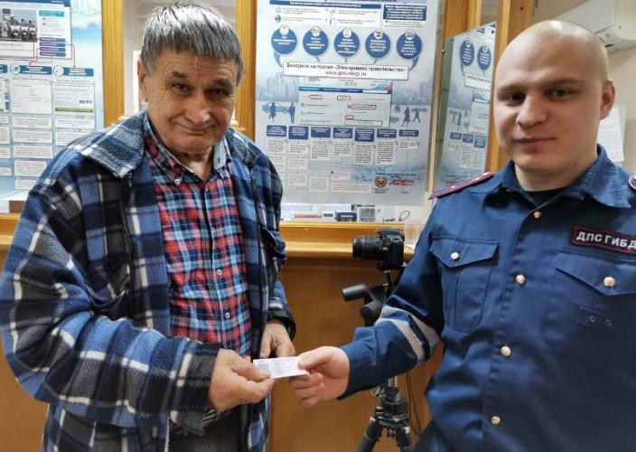 Почетный инспектор ДПС Красноярского края за 83 года сменил 5 водительских удостоверений