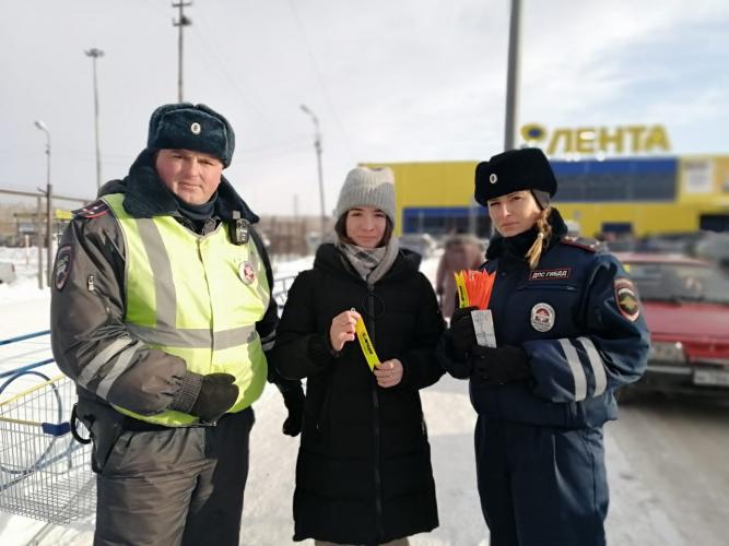 На площади торгового центра «Лента» сотрудники Госавтоинспекции провели профилактическое мероприятие «Яркий пешеход»