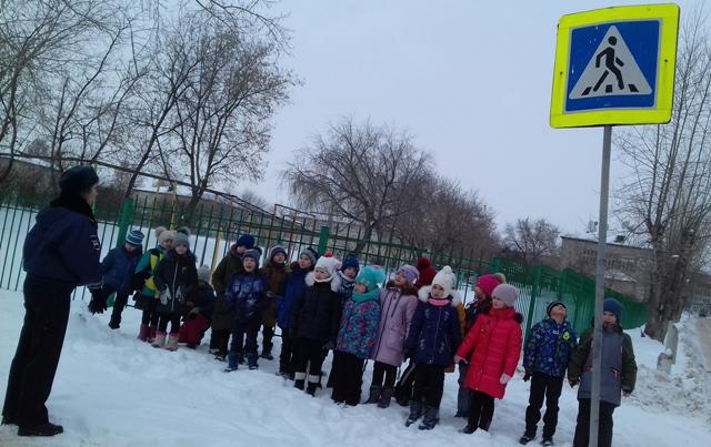 Сотрудники ГИБДД Свердловской области в ходе пеших экскурсий демонстрируют школьникам безопасные маршруты