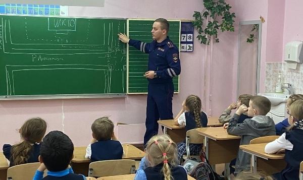 Автоинспекторы Кирова помогают школьникам освоить маршруты безопасности