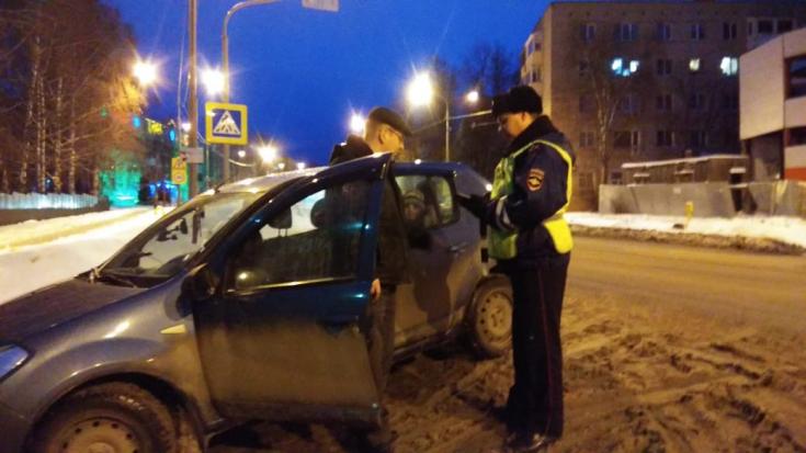В Чебоксарах автоинспекторы напоминаютспользовании удерживающих устройств при перевозке детей в автомобиле