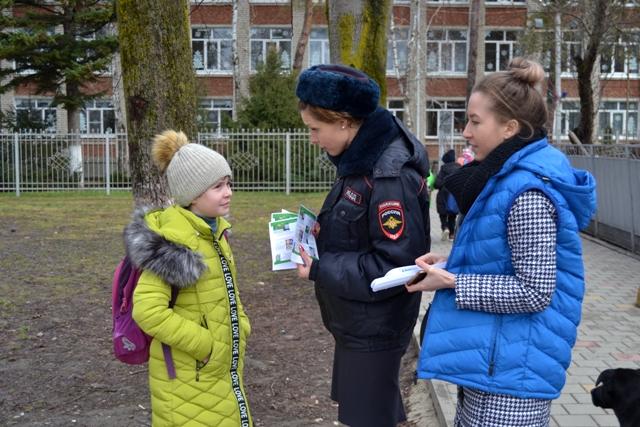 На Кубани автоинспекторы и представители молодежных сообществ призвали пешеходов к внимательности на дорогах