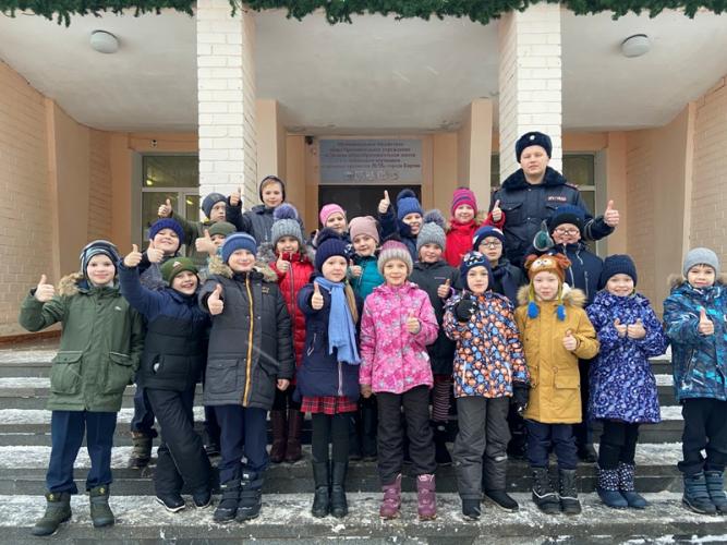 Автоинспекторы Кирова помогают школьникам освоить маршруты безопасности