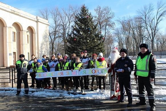 О безопасности на дороге в зимний период водителям и пешеходам рассказали в Гукове и Песчанокопском районе области. Профилактическую акцию полицейские провели вместе с волонтерами