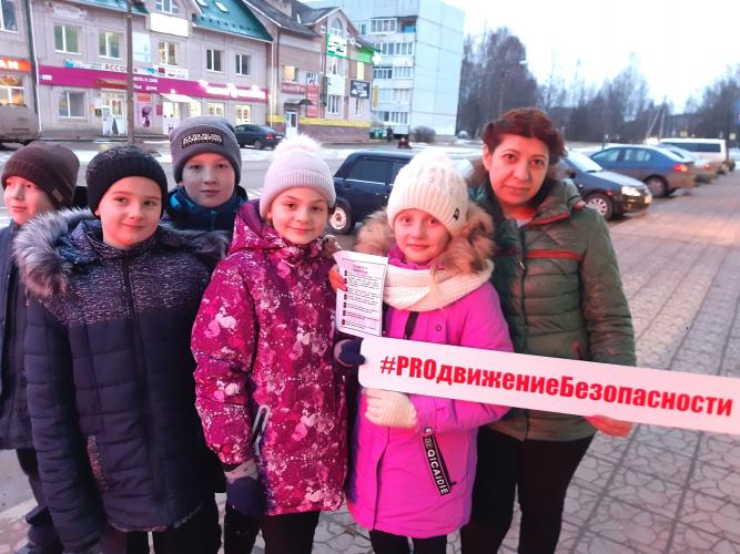 Новгородские школьники вблизи пешеходных переходов организовали пункты разъяснения дорожных правил