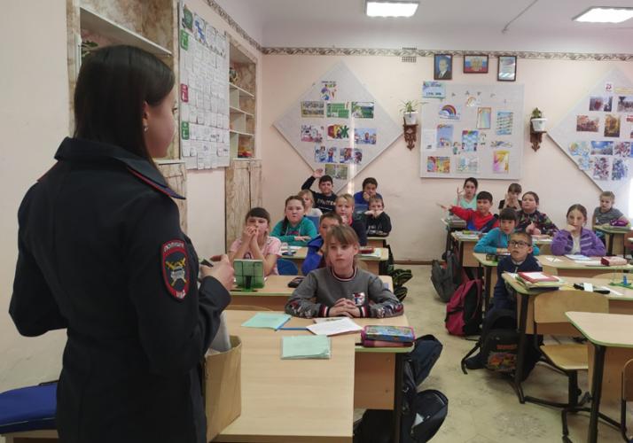 В Баргузинском районе в первый день новой учебной четверти автоинспекторы напомнили школьникам о безопасном поведении на дороге