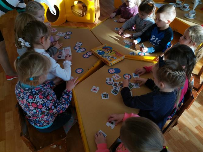 Проводя с брянскими детьми игровые экспресс-курсы, автоинспекторы помогают юным участникам дорожного движения освоить азбуку дорожной безопасности
