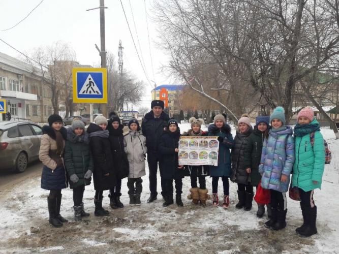 В Новоузенске сотрудники Госавтоинспекции провели акцию "Дорога в школу"