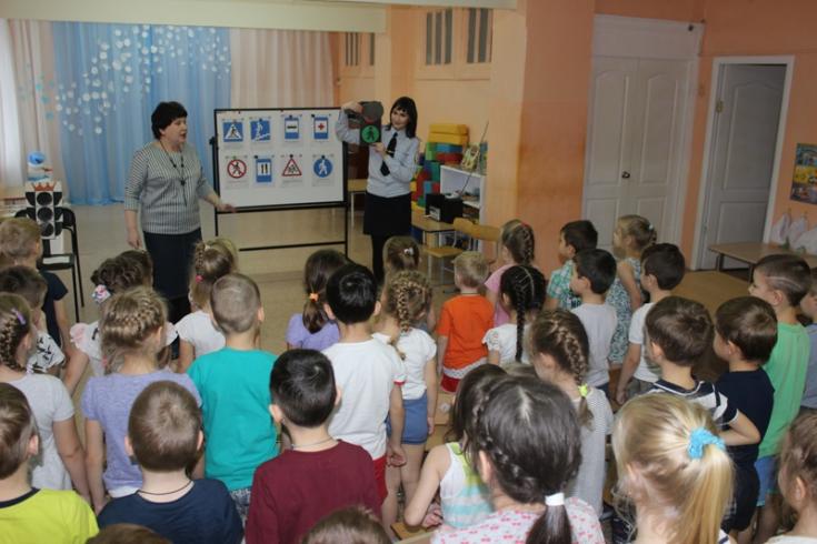 Сотрудники пензенской Госавтоинспекции напомнили воспитанникам детского сада о правилах поведения на дороге
