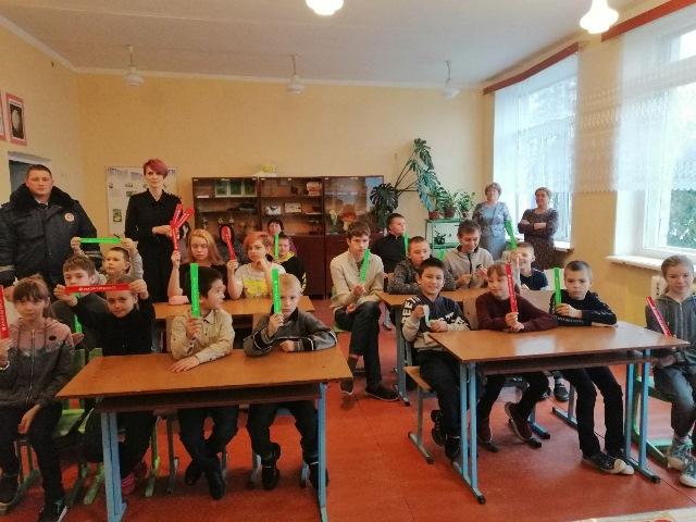 Сотрудники Госавтоинспекции Смоленской области проводят профилактические беседы с учащимися школ