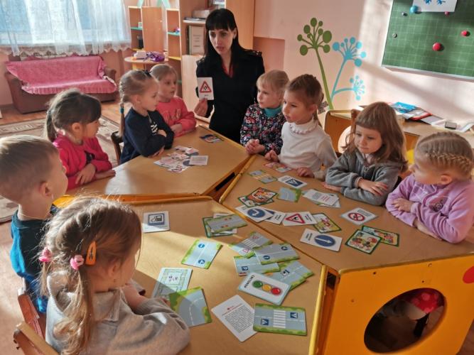 Проводя с брянскими детьми игровые экспресс-курсы, автоинспекторы помогают юным участникам дорожного движения освоить азбуку дорожной безопасности