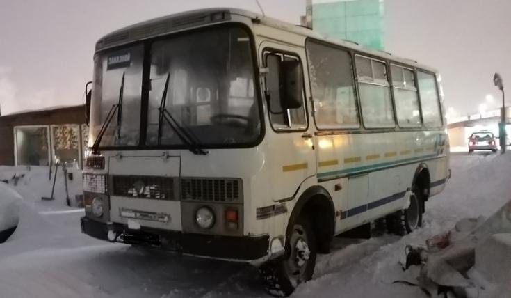 На севере Красноярского края инспекторы ДПС остановили автобус с неисправной тормозной системо