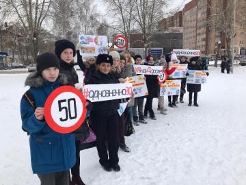 Инсталляцией из дорожных знаков школьники Свердловской области призвали водителей однозначно понимать ограничение скоростного режима