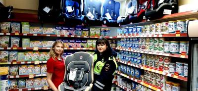 Белгородские автоинспекторы помогли водителям-родителям выбрать детское автокресло
