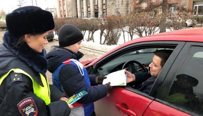 Красноярские школьники вручили водителям письма с пожеланиями о соблюдении ПДД
