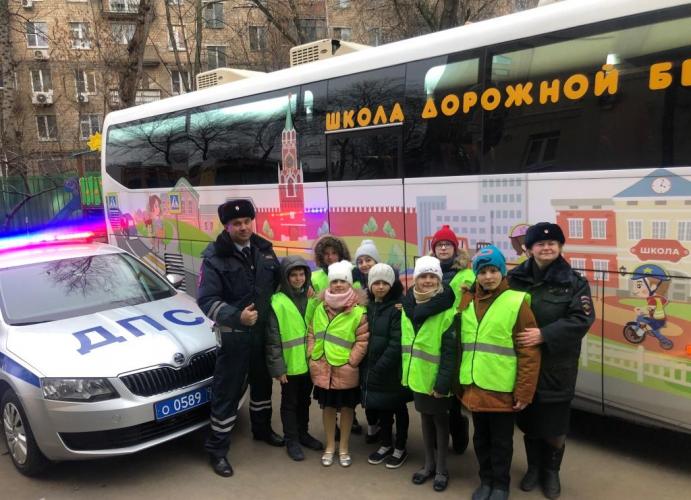 ГИБДД столицы призывает детей задуматься о безопасности на дорогах