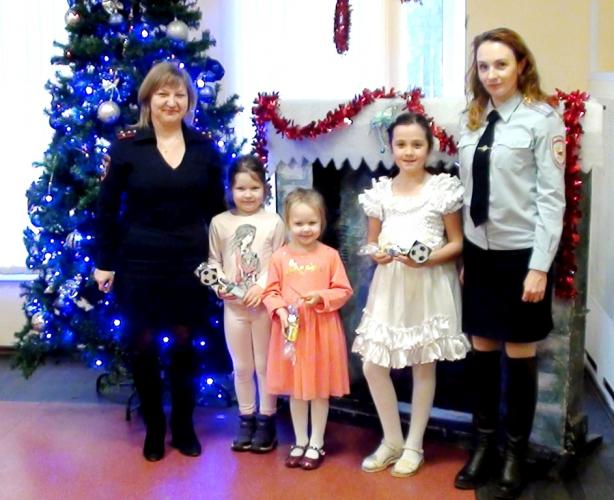 Полицейские пожелали детям и их родителям безопасных дорог