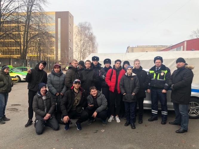 Сотрудники ГИБДД Выборгского района Санкт-Петербурга провели экскурсию в таксопарке для воспитанников детского дома Красносельского района