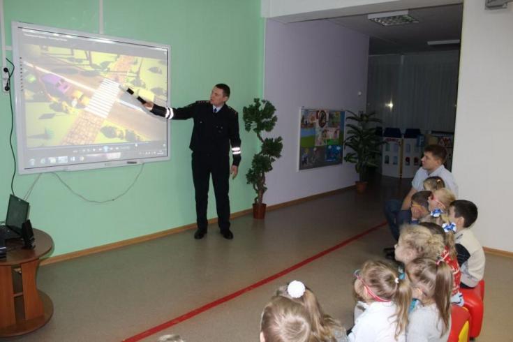 Госавтоинспекторы провели для воспитанников детского сада «Цветик-семицветик» урок дорожной безопасности.