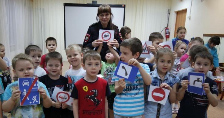 Автоинспекторы города Муравленко совместно с юными инспекторами движения провели для дошкольников увлекательную игру по правилам дорожного движения