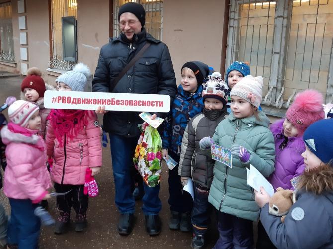 В Новгородской области пешим участникам дорожного движения напомнили о правилах безопасного перехода проезжей части