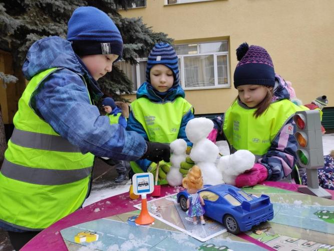 В Московской области сотрудники Госавтоинспекции проводят творческие мастерские с воспитанниками детских садов