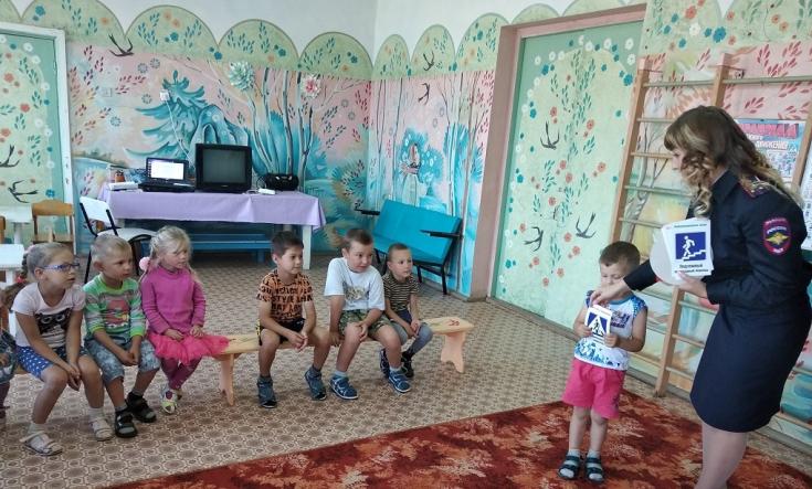Сотрудники ГИБДД посетили дошкольников.