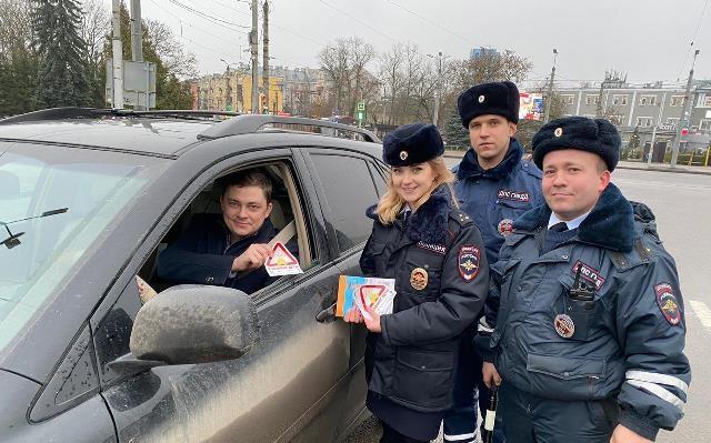Госавтоинспекторы города Смоленска провели акцию «Пристегни самое дорогое!»