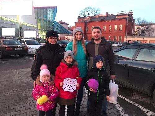 В Калининграде сотрудники Госавтоинспекции совместно с ЮИДОвцами провели профилактическое мероприятие «Пропусти пешехода!».