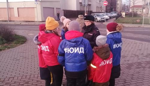 В Калининграде сотрудники Госавтоинспекции совместно с ЮИДОвцами провели профилактическое мероприятие «Пропусти пешехода!».