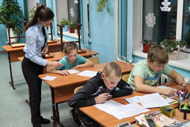 Сотрудники Госавтоинспекции Томской области еженедельно проводят интересные занятия для юных инспекторов движения
