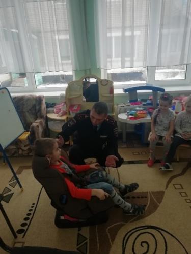 В Саратовской области автоинспекторы провели профилактическое мероприятие для детсадовцев
