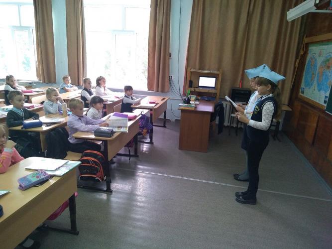 О безопасности на дороге в зимний период малышам и их родителям рассказали сотрудники ГИБДД Аксайского района. Полицейские провели ряд профилактических акций по соблюдению ПДД