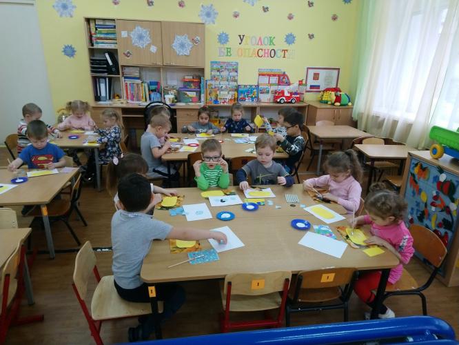 О безопасности на дороге в зимний период малышам и их родителям рассказали сотрудники ГИБДД Аксайского района.