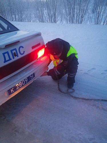 Полицейские Гурьевска Кемеровской области помогли семье, которая оказалась на трассе в неисправном автомобиле