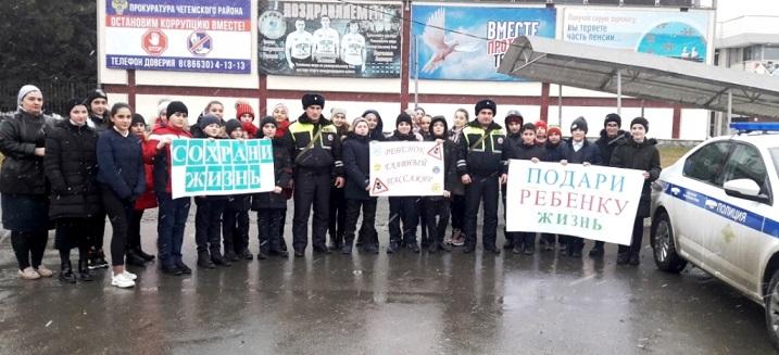 Живые инсталляции на дорогах Кабардино-Балкарии напомнят водителям о правилах перевозки юных пассажиров