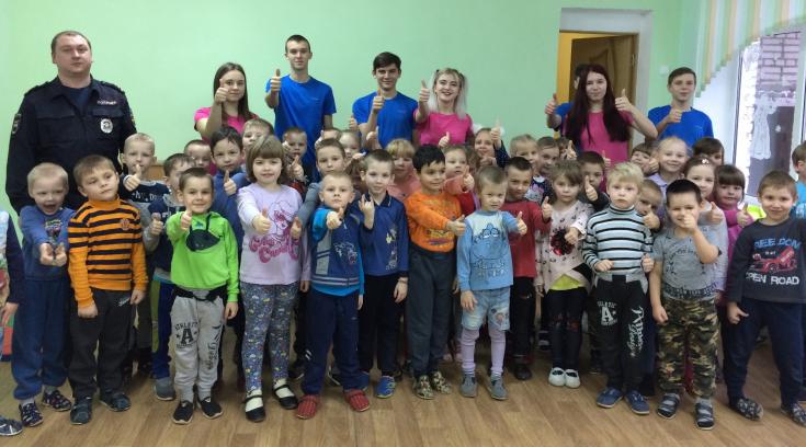 Новгородские студенты-волонтеры обучили детей основам безопасного поведения на дорогах