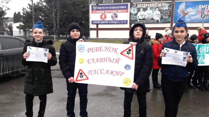Живые инсталляции на дорогах Кабардино-Балкарии напомнят водителям о правилах перевозки юных пассажиров