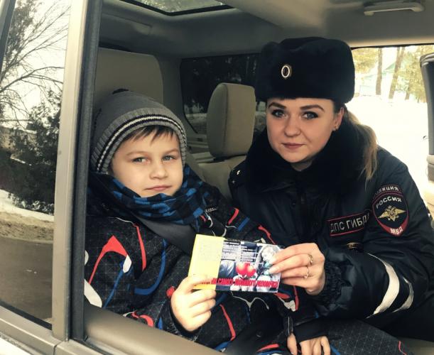 С помощью информационных буклетов, юные пассажиры напомнили брянским водителям об ответственном отношении к перевозке детей