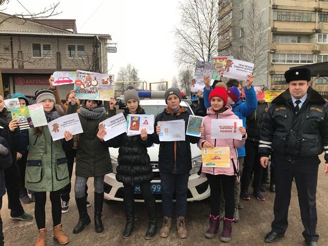 В Рославле сотрудники Госавтоинспекции совместно с юными помощниками призывают водителей соблюдать дорожные правила