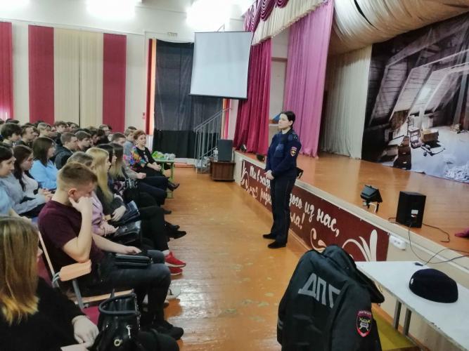 В Можге прошла встреча сотрудника Госавтоинспекции и студентов филиала «Ижевский промышленно-экономический колледж»