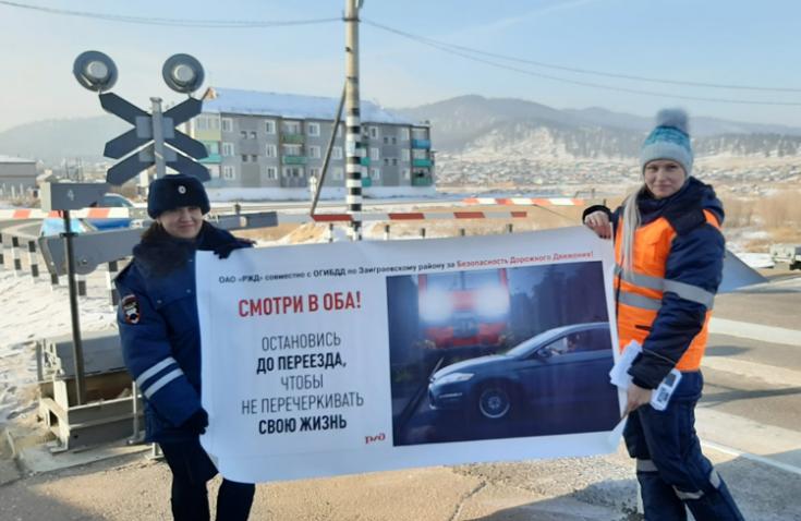 В рамках регионального проекта «Безопасность дорожного движения» Госавтоинспекция города Ставрополя организовала проведение экспресс-уроков для учащихся. Местом проведения стали площадки перед образовательными организациями, где после уроков детей ежеднев