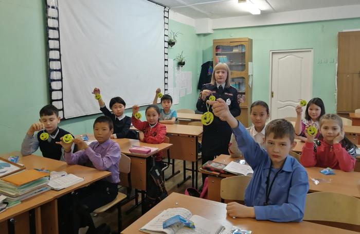 В Селенгинском районе сотрудники ГИБДД и специалисты РУО проводят тематические занятия о пользе ношения световозвращающих элементов