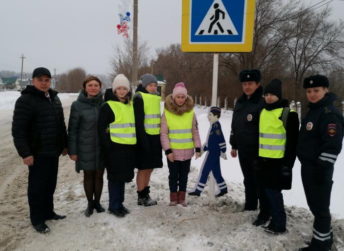 Под Оренбургом на пешеходном переходе установили макет ребенка
