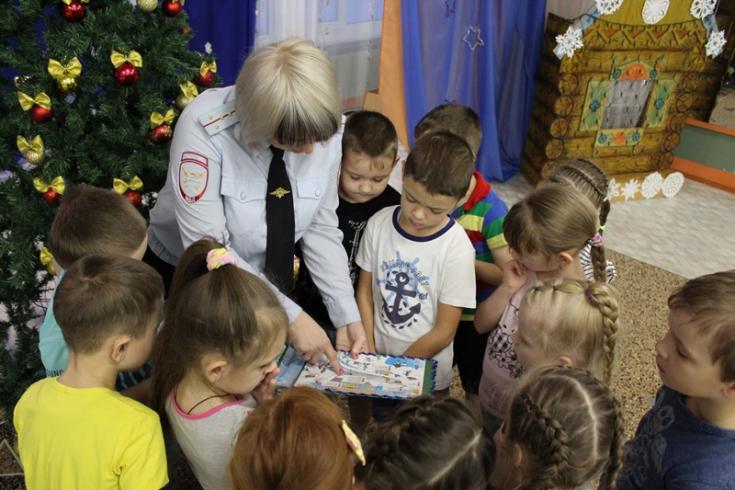 В Шарыпово дошкольники презентовали книгу о правилах безопасности на дорогах в зимний период